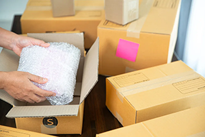closeup view female packing package shipping box wbs2ylx300
