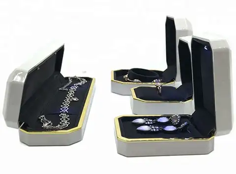 custom plastic boxes with led for jewelry packaging with jewelry in it