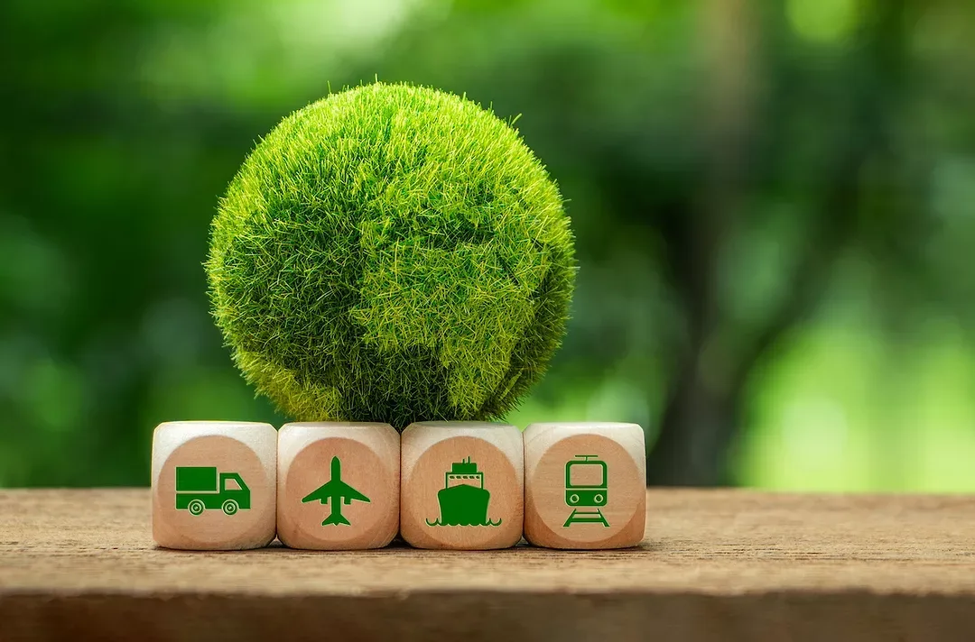 sustainable packaging strategies reducing carbon footprint in manufacturing and logistics